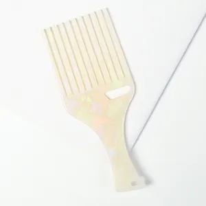 Vue de détail d'un peigne à cheveux en acétate à large dent avec motif marbré.