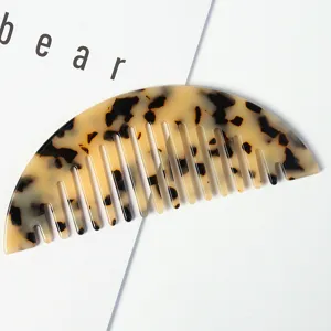 Peigne à cheveux en acétate demi-lune écaille de tortue dents larges accessoire détail
