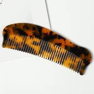 Peigne à cheveux acétate dents fines détail motif écaille de tortue accessoire coiffure gros plan