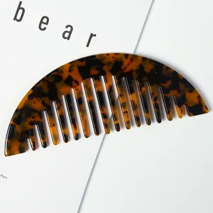 Détail peigne à cheveux écaille, matériau en acétate exquis, élégant accessoire de coiffure.