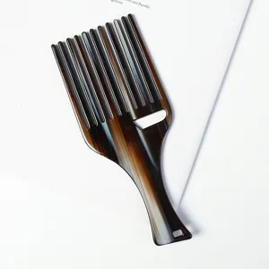 Peigne à cheveux en acétate à dents larges, motif marbre élégant et long manche.
