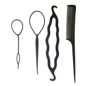 Ensemble de 4 outils de coiffure en plastique noir avec aiguilles à queue et peigne.