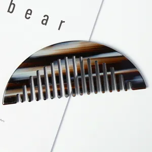 Peigne à cheveux en acétate à dents larges avec motif marbre, design semi-circulaire élégant.