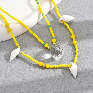 Catena da vita in perline multistrato con ciondoli a conchiglia vista dettaglio donna