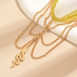Vista di dettaglio di una elegante catena da braccio a serpente dorata multistrato con pizzo.