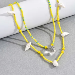 Elegante catena da corpo multistrato in perline gialle con ciondoli a conchiglia.