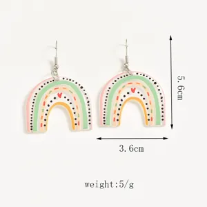 Details van de creatieve regenboog acryl oorbellen, kleurrijke geometrische hangers.