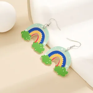 Gedetailleerde close-up van creatieve acryl regenboog wolk oorbellen met metalen haken.