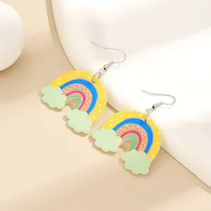 Acryl regenboog wolk oorbellen detailopname, met prachtig kleurrijk geometrisch acryl ontwerp.