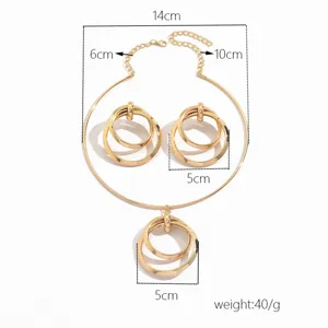 Goldene mehrschichtige Ring-Choker-Halskette und Ohrringe Detailansicht mit Abmessungen.