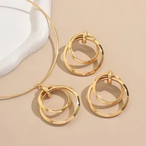 Goldfarbenes Multi-Ring-Halskette und Ohrringe Schmuckset Detail, elegante moderne Accessoires.