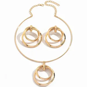 Elegantes goldfarbenes Choker Halskette und Ohrringe Set mit Multi-Ring Anhänger.