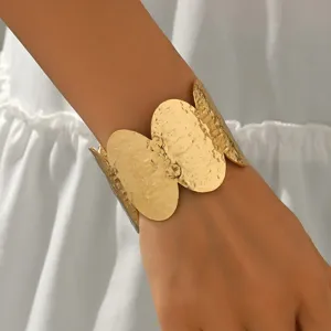 Brazalete ancho dorado exagerado con diseño martillado texturizado para mujeres elegantes joyas.