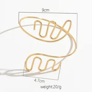 Bracciale da braccio aperto a spirale dorato, gioiello da corpo audace e alla moda per donna.