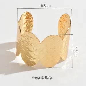 Elegante pulsera de brazalete ancho martillado chapado en oro abierta geometrica joya