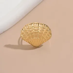 Bague coquillage dore acier inoxydable style station balneaire mode bague ouverte detail