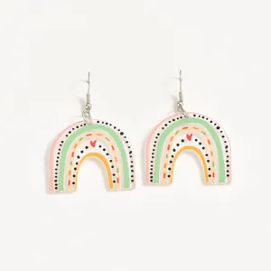 Leuke regenboog acryl oorbellen met kleurrijke strepen en hart print voor vrouwen, stijlvol.