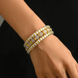 Vue detaillee du bracelet de perles multicouche avec des disques blancs et des pierres.