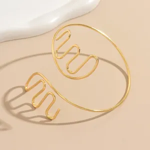 Bracciale da braccio aperto in metallo dorato con design ondulato astratto gioiello da corpo