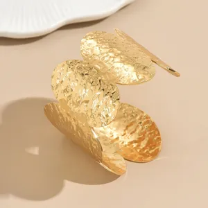 Pulsera brazalete abierto con motivo de trébol martillado dorado, joya de muñeca elegante para mujer.