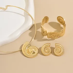 Set di gioielli collana bracciale rigido aperto e orecchini texture conchiglia oro.