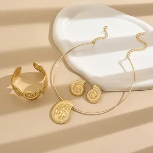 Dettaglio gioiello conchiglia ammonite placcato oro, elegante collana retro, orecchini e bracciale.