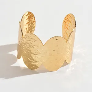 Brazalete ancho dorado para mujer, elegante joyería de pulsera abierta geométrica con martilleo.