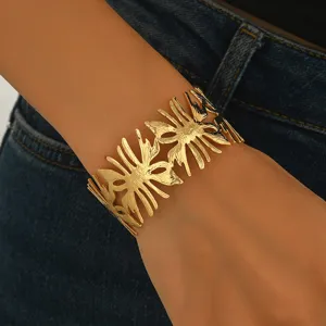 Bracciale aperto esagerato da donna con texture pesante e motivo ad onda d'acqua vuoto e decorato.