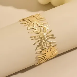 Bracciale rigido largo aperto dorato, gioiello da polso con motivo traforato per donna.