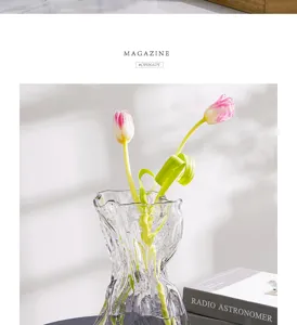 Vaso in vetro trasparente con pieghe irregolari, elegante decorazione da tavola.