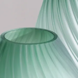 Jarrón de vidrio verde esmerilado de lujo con textura en espiral para decoración.