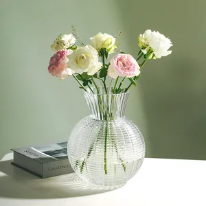 Vaso in vetro trasparente a lanterna con strisce verticali per la decorazione floreale.