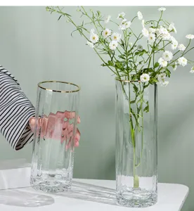 Vase en verre transparent rayé nordique avec bord dorée, élégant décor de table pour salon