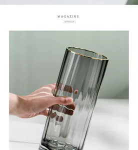 Vase en verre transparent rayé de style nordique avec bordure dorée pour décoration.
