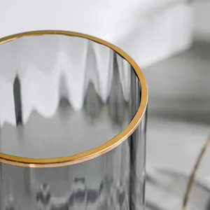 Vase en verre transparent rayé de style nordique avec bordure dorée, décoration de bureau.
