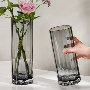Vase en verre transparent rayé nordique avec bord dorée pour la décoration de table.