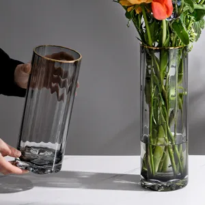 Vase en verre transparent rayé nordique avec bord dorée, décoration de table de salon élégante.