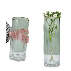Vase en verre transparent droit a rayures nordiques avec bordure doree pour table deco