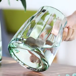 Moderno florero de vidrio transparente para decoración nórdica, elegante centro de mesa floral.