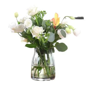 Jarron de vidrio transparente moderno minimalista con elegante arreglo floral blanco para hogar