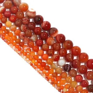Gedetailleerd overzicht van oranje gestreepte agaat kraalstrengen voor handgemaakte DIY sieraden.