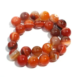 Detailopname van oranje gestreepte agaatkralen, natuurlijke edelstenen voor sieraden.