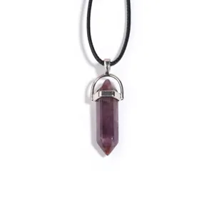 Collier pendentif pilier hexagonal en cristal violet naturel avec corde en cuir noir.