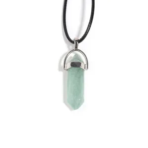 Détail de pendentif en cristal vert colonne hexagonale avec cordon noir et belle pierre.