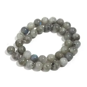 Detaillierte Nahaufnahme von runden Labradorit Edelsteinperlen im Kreis für DIY Schmuck.