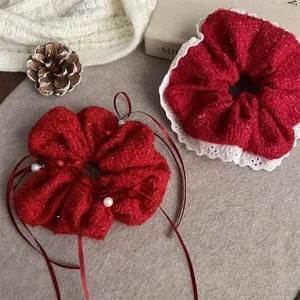 Chouchous rouges en dentelle avec perles et rubans en détail pour un style festif et quotidien.