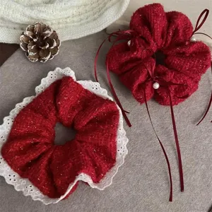 Ensemble chouchou rouge nouvel an avec dentelle blanche et perles ruban festives accessoires.