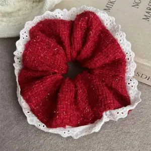 Chouchou cheveux en tweed rouge avec bordure en dentelle blanche, accessoire festif.