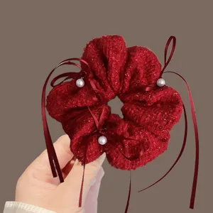 Chouchou de cheveux en tweed rouge festif avec rubans et perles accessoires élégants pour femmes