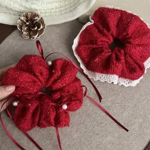 Chouchous de cheveux rouges festifs avec bordure en dentelle et perles pour le Nouvel An.